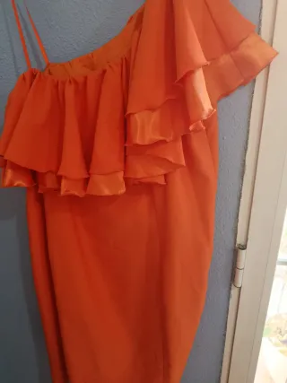 Vestido naranja asimétrico con volantes
