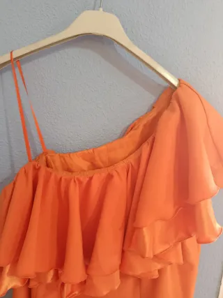 Vestido naranja asimétrico con volantes