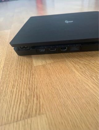 PS4 Slim 1TB + 4 Juegos