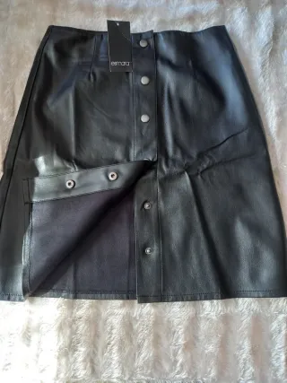 Falda cuero negra Esmara