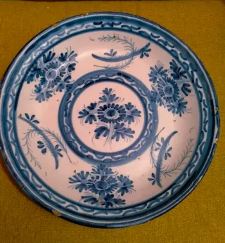 Plato de cerámica antiguo con firma