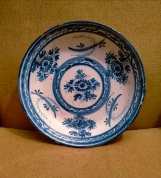 Plato de cerámica antiguo con firma