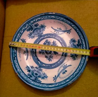Plato de cerámica antiguo con firma