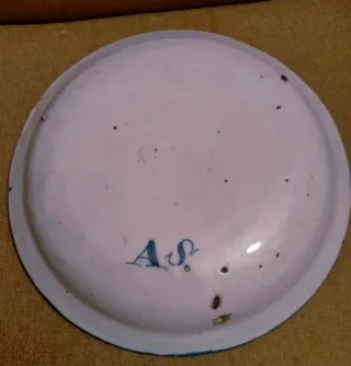 Plato de cerámica antiguo con firma