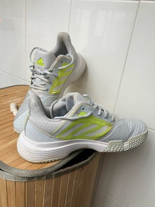 Zapatillas Adidas Tenis Grises y Amarillas