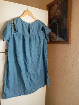 Blusa azul con hombros descubiertos