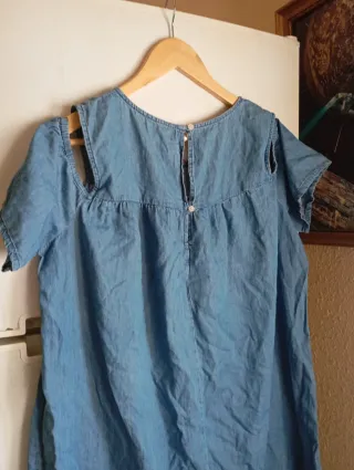 Blusa azul con hombros descubiertos