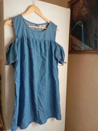 Blusa azul con hombros descubiertos