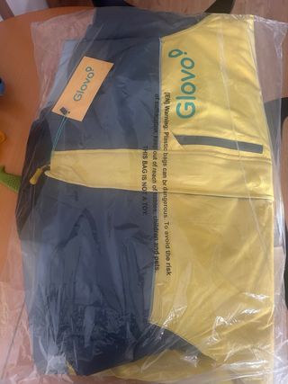 Chaqueta Glovo azul y amarilla