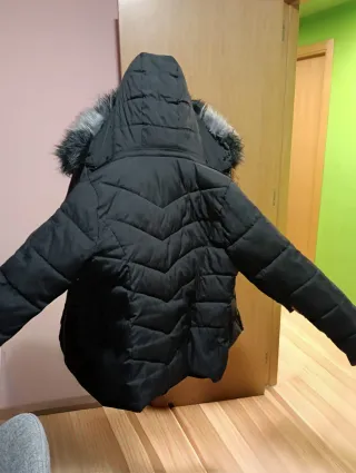 Abrigo mujer negro con capucha