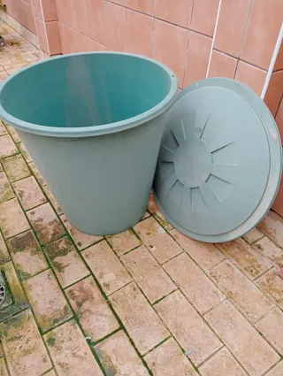 Bidón verde de plástico