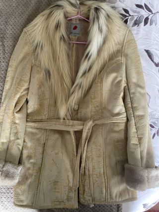 Abrigo beige con cuello de pelo
