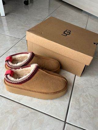 Ciabatte UGG marroni con dettagli rossi