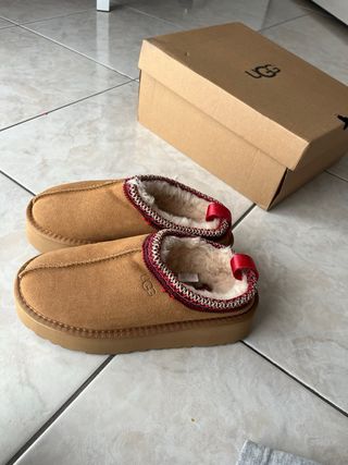 Ciabatte UGG marroni con dettagli rossi