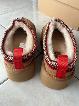 Ciabatte UGG marroni con dettagli rossi