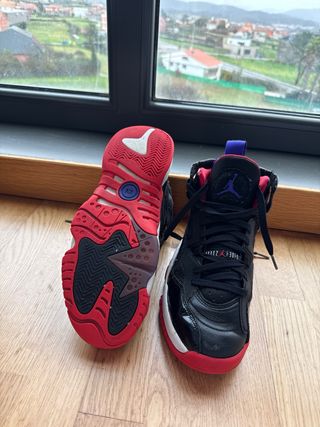 Zapatillas Jordan Negras y Rojas