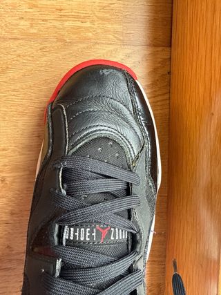 Zapatillas Jordan Negras y Rojas