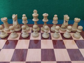 Piezas de ajedrez de madera.