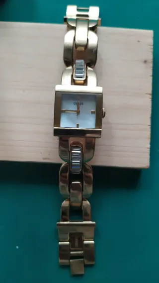 Reloj Guess Edición Limitada Dorado
