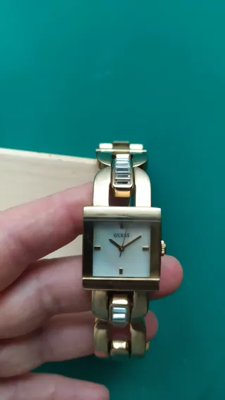 Reloj Guess Edición Limitada Dorado