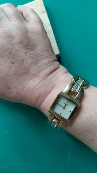 Reloj Guess Edición Limitada Dorado