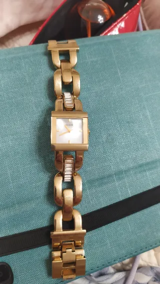 Reloj Guess Edición Limitada Dorado