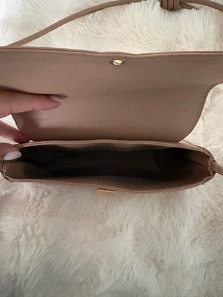 Bolso marrón con detalles dorados