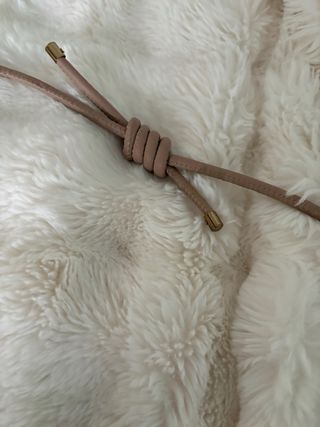 Bolso marrón con detalles dorados