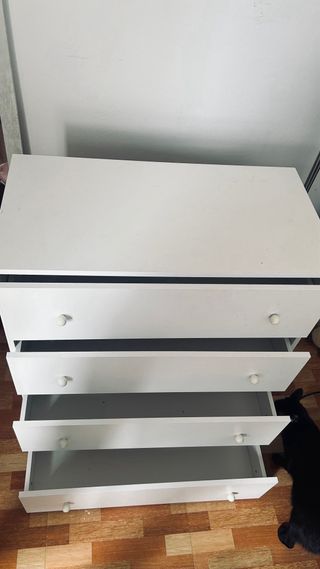 Cómoda 4 cajones blanca Se entrega desmontada.