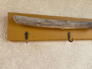 Appendiabiti in legno da parete – Giallo