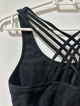 Top sportivo nero con spalline incrociate