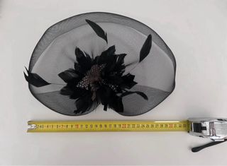 Tocado de fiesta negro con plumas