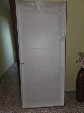 Puerta blanca moderna
