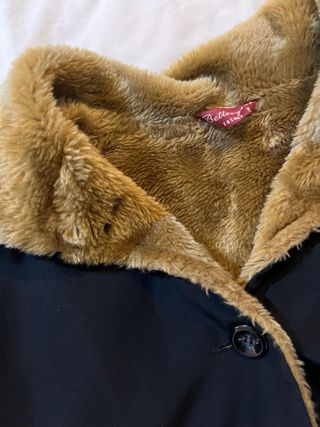 Chaqueta negra con forro marrón