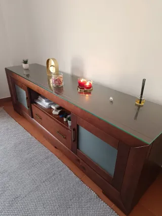 Mueble TV madera maciza y cristal
