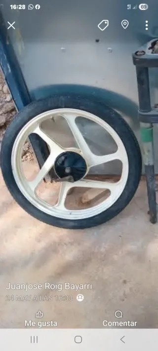 Llanta de moto color blanco