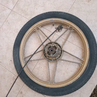 Llanta de moto color blanco