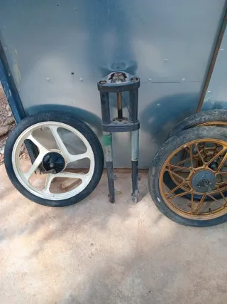 Llanta de moto color blanco