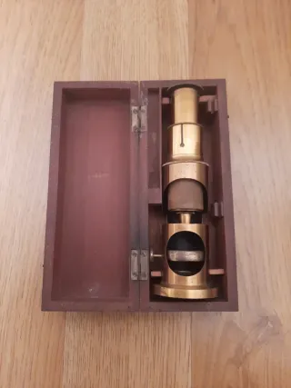 Microscopio antiguo de latón