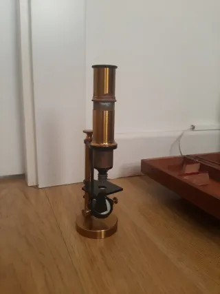 Microscopio antiguo de latón con caja