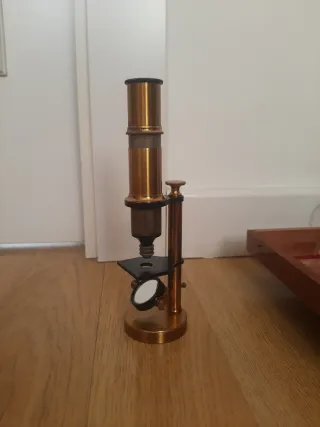 Microscopio antiguo de latón con caja