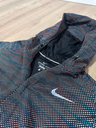 Chaqueta Nike con puntos