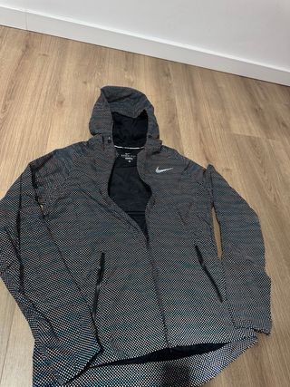 Chaqueta Nike con puntos