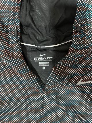 Chaqueta Nike con puntos