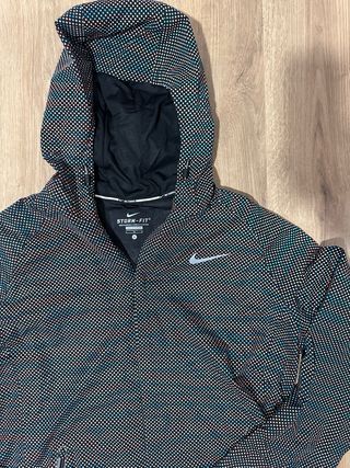 Chaqueta Nike con puntos