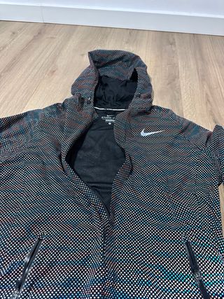 Chaqueta Nike con puntos