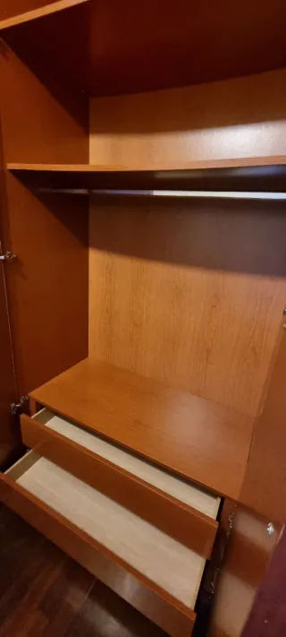 Armario de madera con mesitas de noche