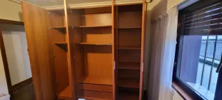 Armario de madera con mesitas de noche