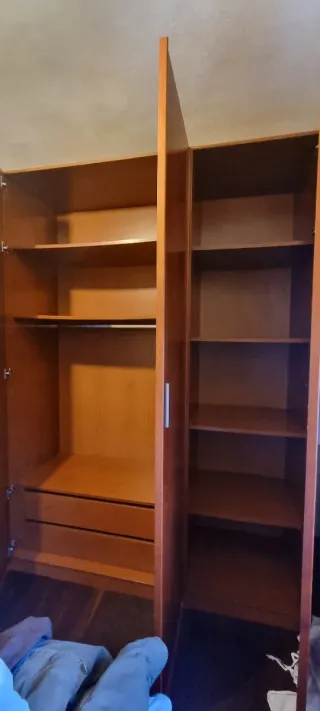 Armario de madera con mesitas de noche