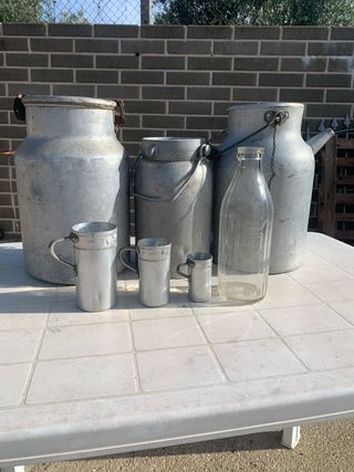 Lattine e bottiglia latte vintage